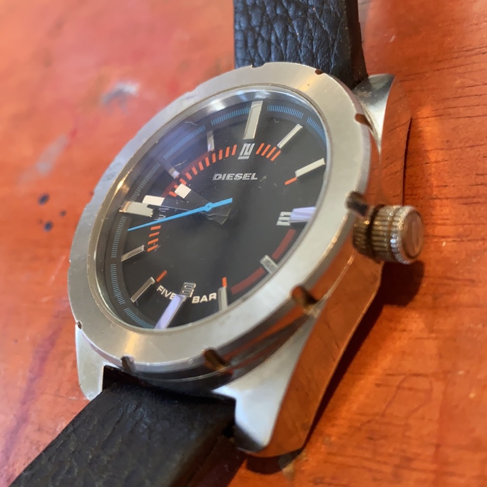 Men's analog diesel watch. Black leather band. Dz-1597